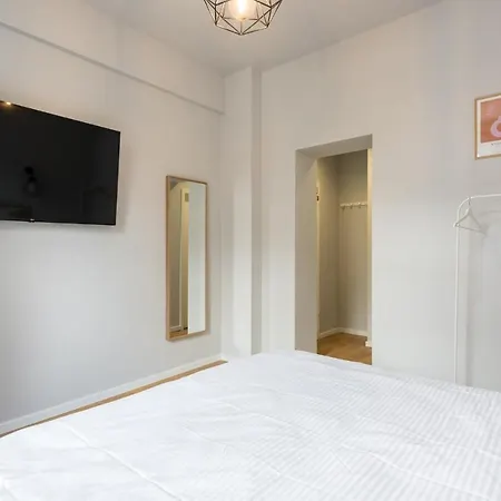 Cute In Бухарест